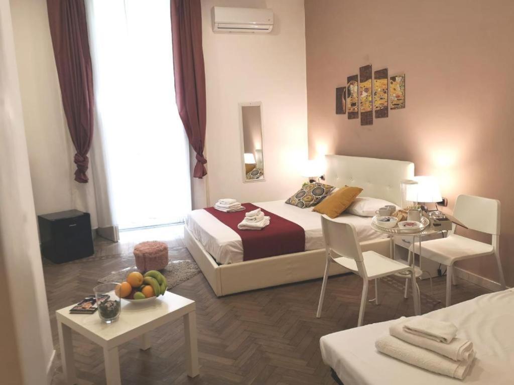 나폴리 Domus Luigi Leone 2 B&B 외부 사진